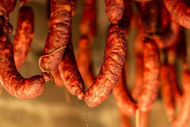 Ile wędzić kiełbasę, aby uzyskać idealny smak i aromat? Ile wędzić kiełbasę, aby uzyskać idealny smak i aromat?