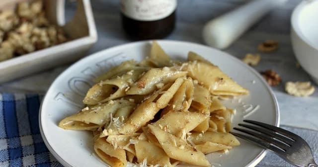 Penne z gorgonzolą – prosty przepis na pyszne włoskie danie Penne z gorgonzolą – prosty przepis na pyszne włoskie danie