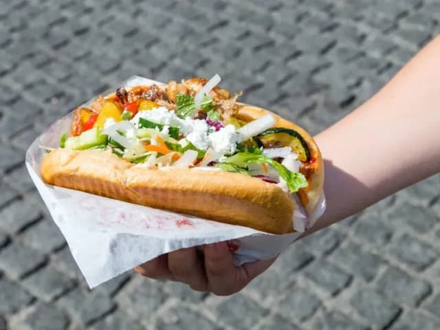 Ile kcal ma kebab box z frytkami? Sprawdź kalorie i wybierz mądrze Ile kcal ma kebab box z frytkami? Sprawdź kalorie i wybierz mądrze