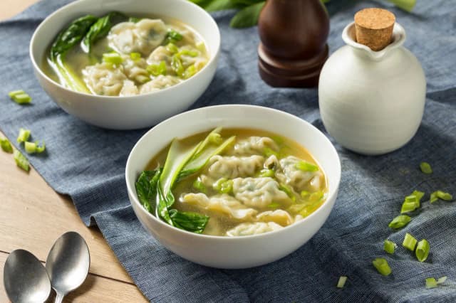 Zupa wonton co to? Odkryj tajemnice smaku i składników tej zupy Zupa wonton co to? Odkryj tajemnice smaku i składników tej zupy