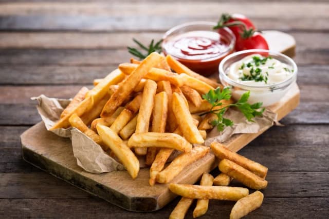 Z czym jeść frytki? Odkryj najlepsze sosy i dodatki do frytek Z czym jeść frytki? Odkryj najlepsze sosy i dodatki do frytek